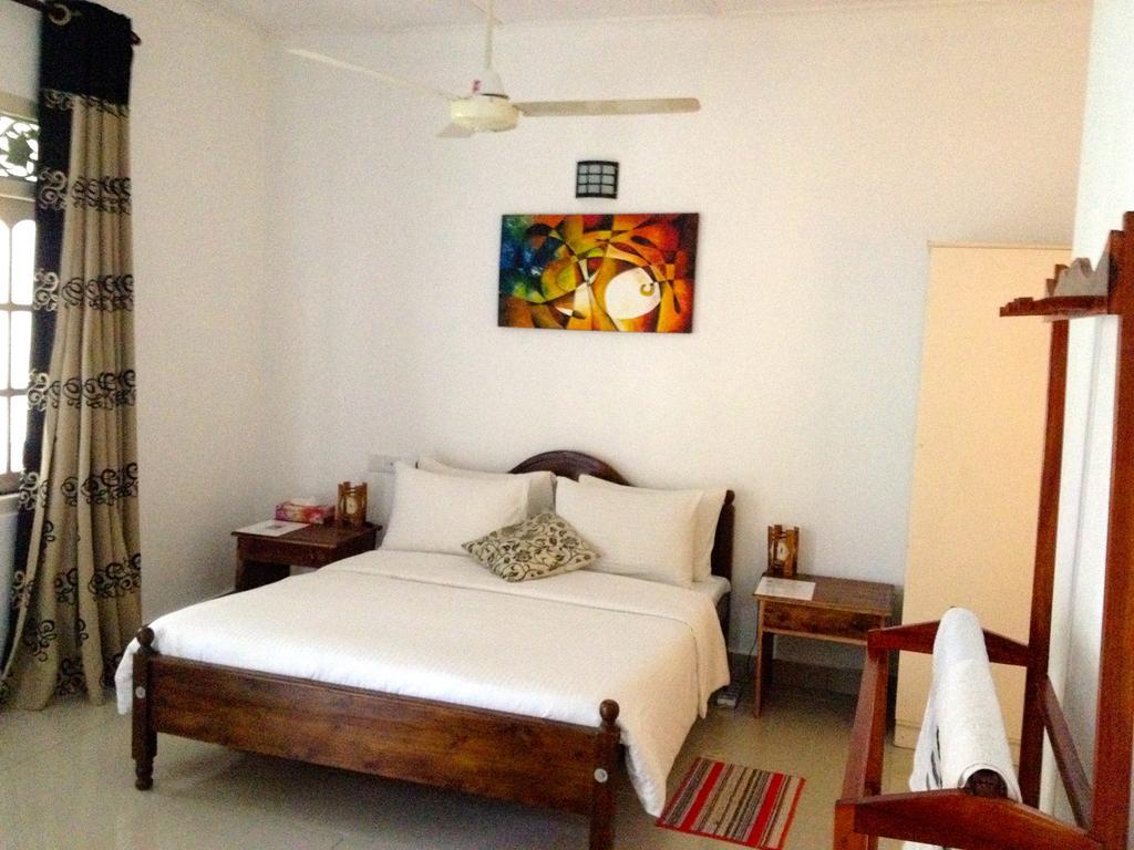Fire Dragon Hideaway Otel Negombo Oda fotoğraf
